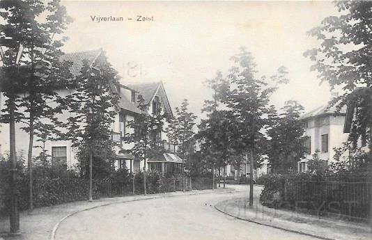 Wilhelminapark0001, Vijverlaan. 1909.jpg - De Vijverlaan. Nadat het oude Sterrenbos had plaatsgemaakt voor het Wilhelminapark en de bestaande kleine kom was uitgegraven tot de huidige vijver in het park, werd op 25 januari 1905 besloten de Sparrenlaan om te dopen in Vijverlaan. Gezicht vanaf de Huydecoperweg naar de Wilhelminalaan. Op de foto links Vijverlaan nr. 11-13, gebouwd in 1904 en rechts Vijverlaan nr. 12 is gebouwd in 1900 beiden door Bouwkundige Rijk Cruijff.Opname van 1909.